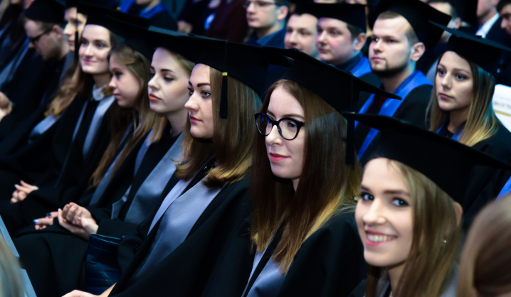 Diplomų įteikimo šventės akimirkos (nuotraukų galerija)